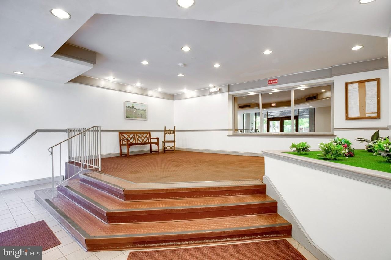 4415 Briarwood Ct N Apt 53 #53 - Photo 5 of 16