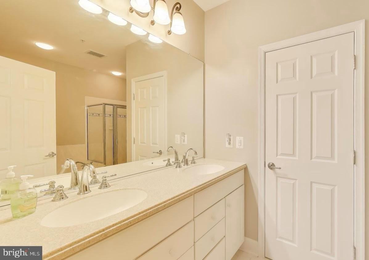 2400 Brookmoor Ln - Photo 4 of 11