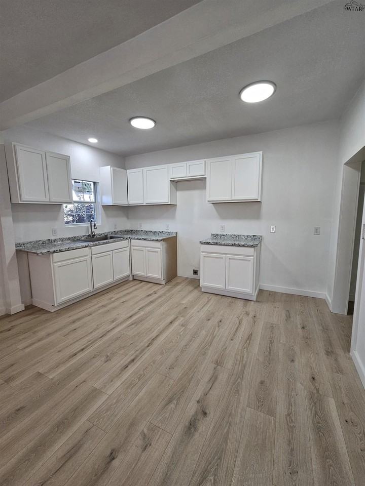 2503 Buchanan St - Photo 4 of 12