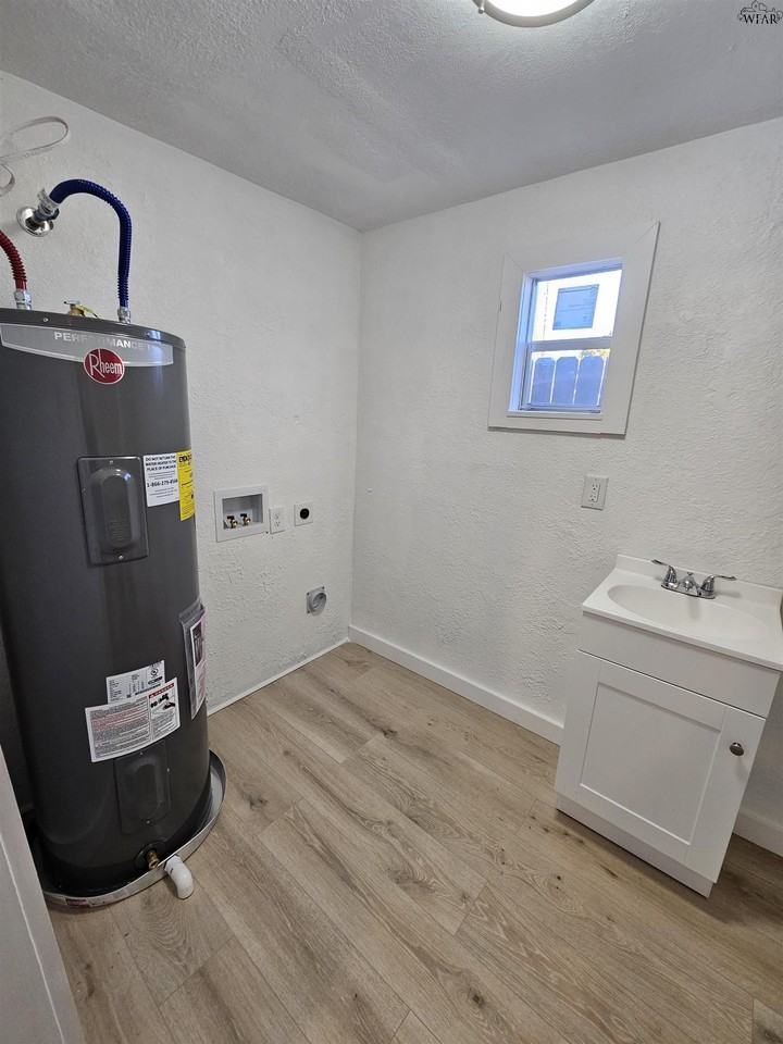 2503 Buchanan St - Photo 7 of 12