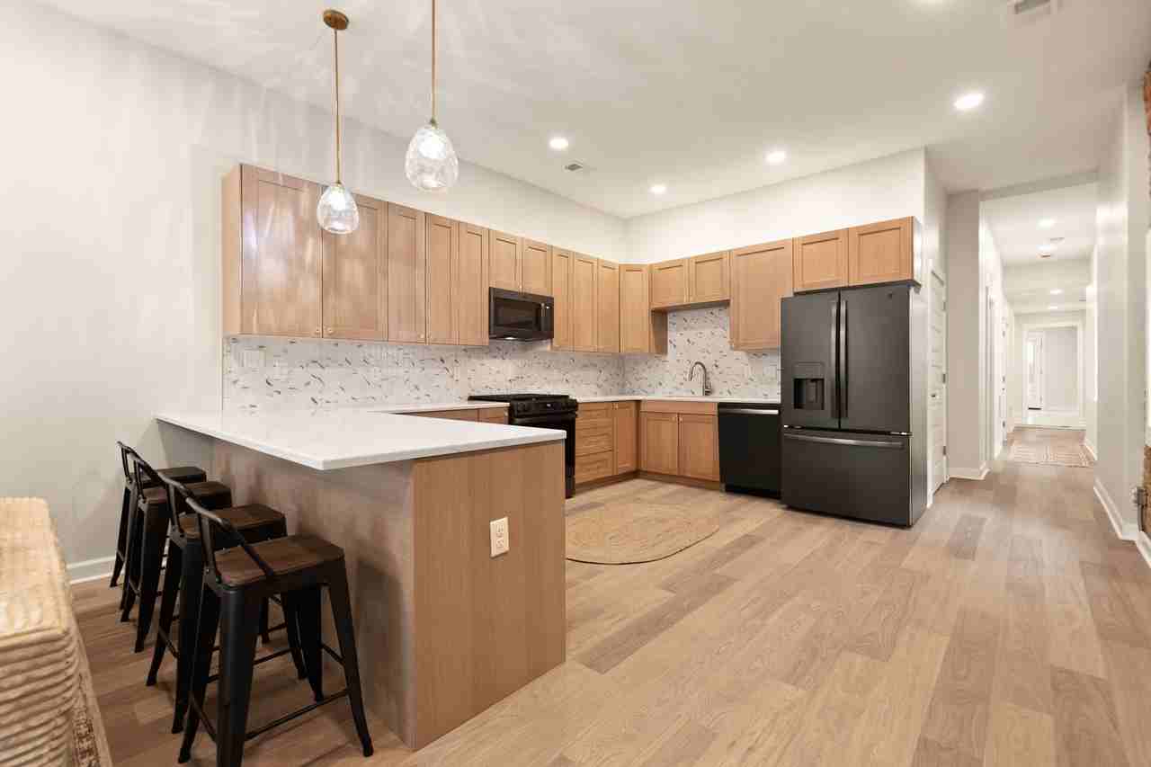 825 E Chestnut St #1 - Photo 3 of 10