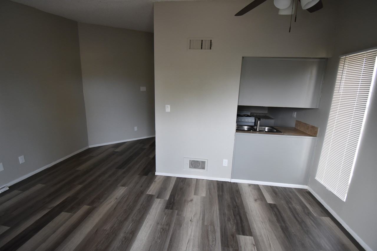 152 E 21st St #1 - Photo 4 of 10