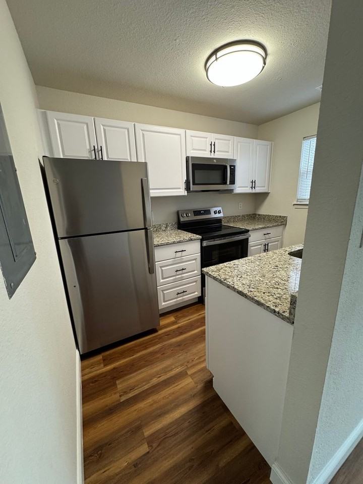 Summer Tree Townhomes, LLC - Photo 4 of 38