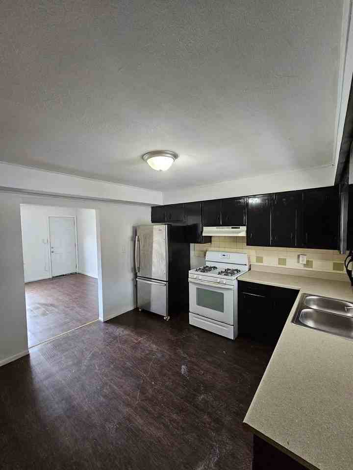 956 S Central Dr - Photo 2 of 10