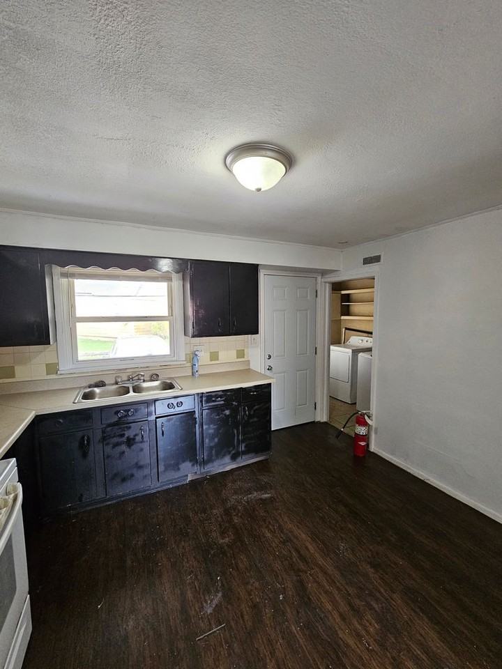 956 S Central Dr - Photo 3 of 10