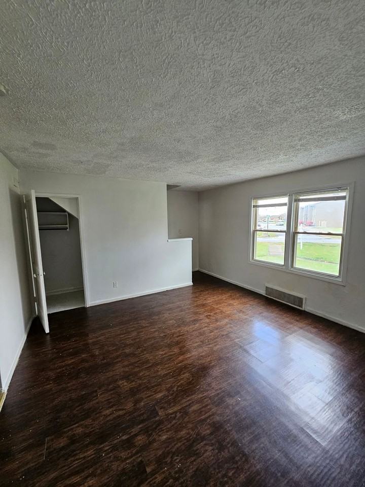 956 S Central Dr - Photo 5 of 10