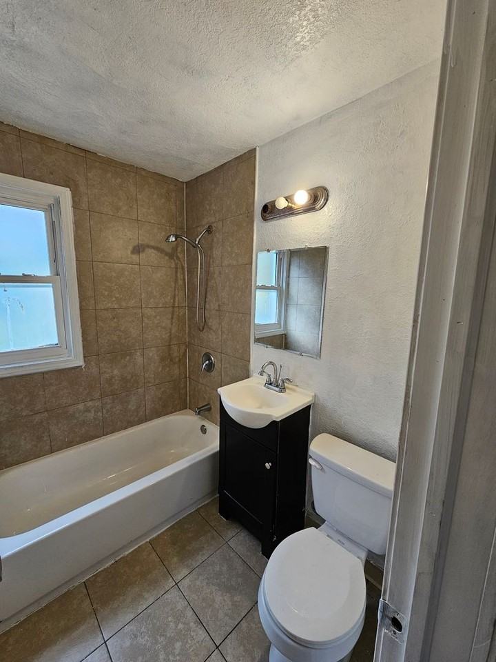 956 S Central Dr - Photo 6 of 10