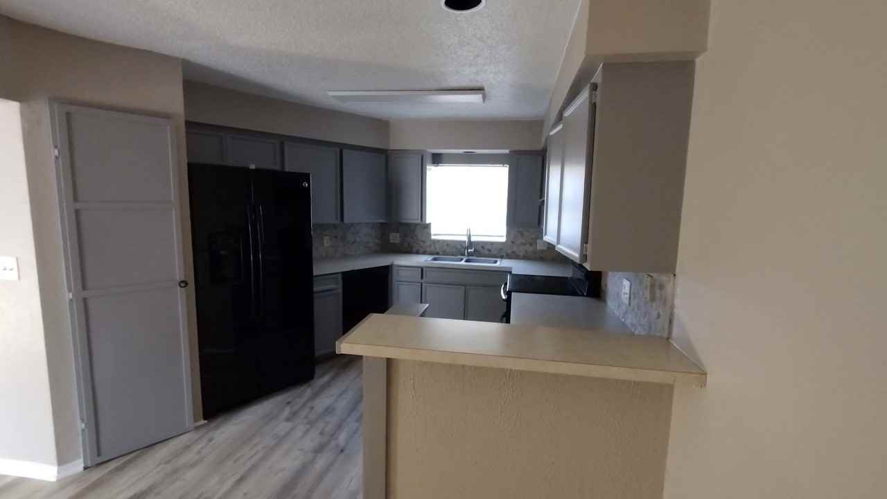 4015 Apache Circle - Photo 3 of 32