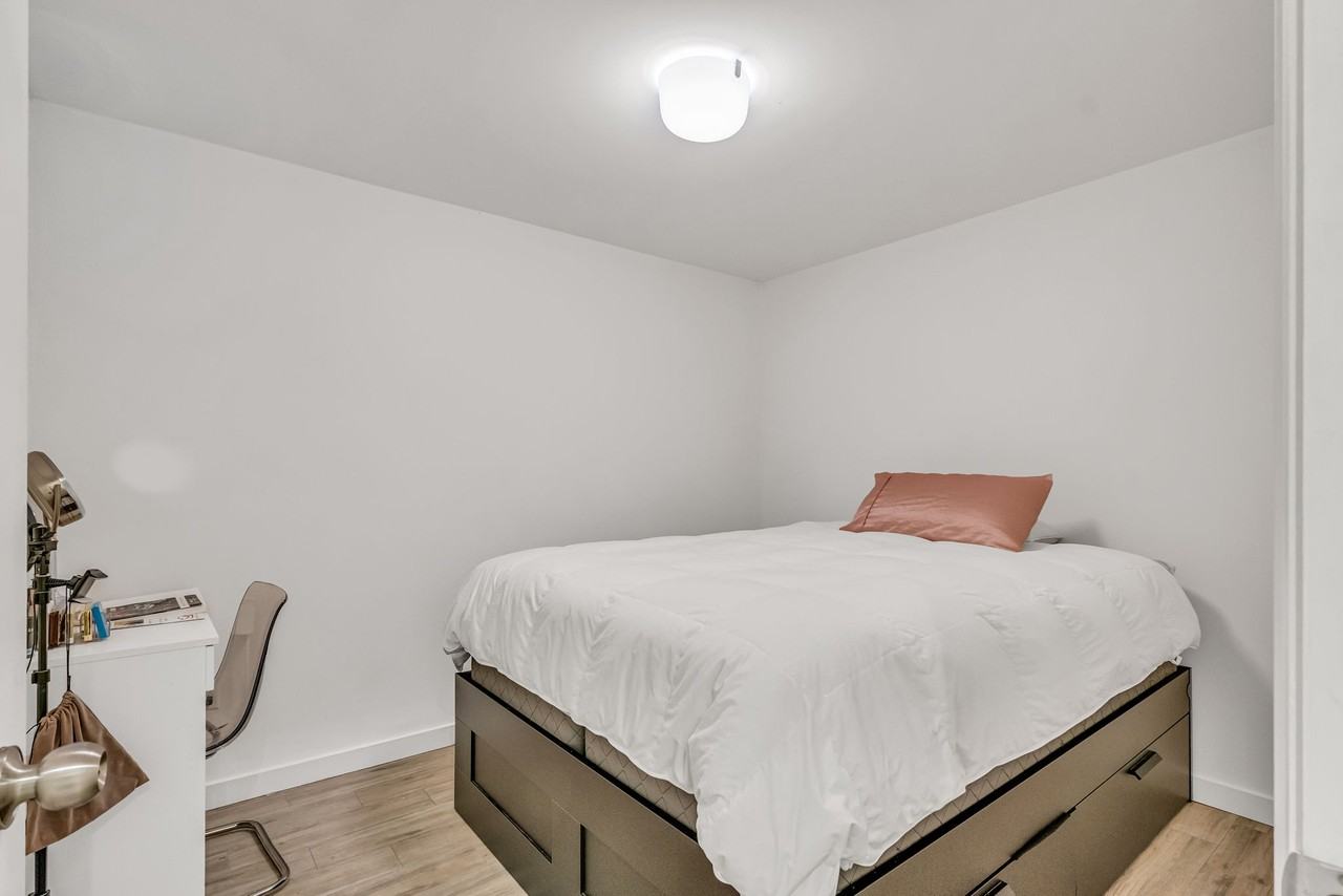 Ossington Ave & Dundas St W - Photo 6 of 9