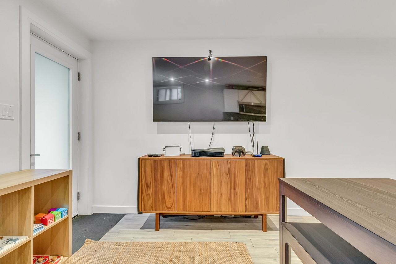 Ossington Ave & Dundas St W - Photo 4 of 9