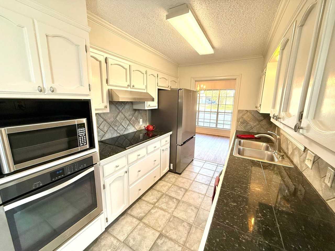 1633 Brookhollow Dr - Photo 5 of 24