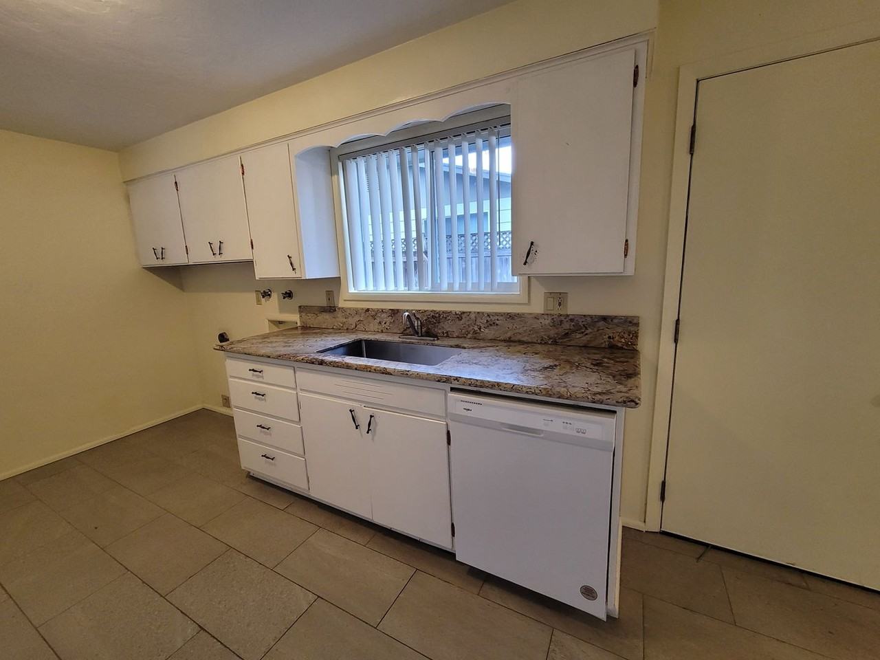 3580 Hilyard St - Photo 7 of 17