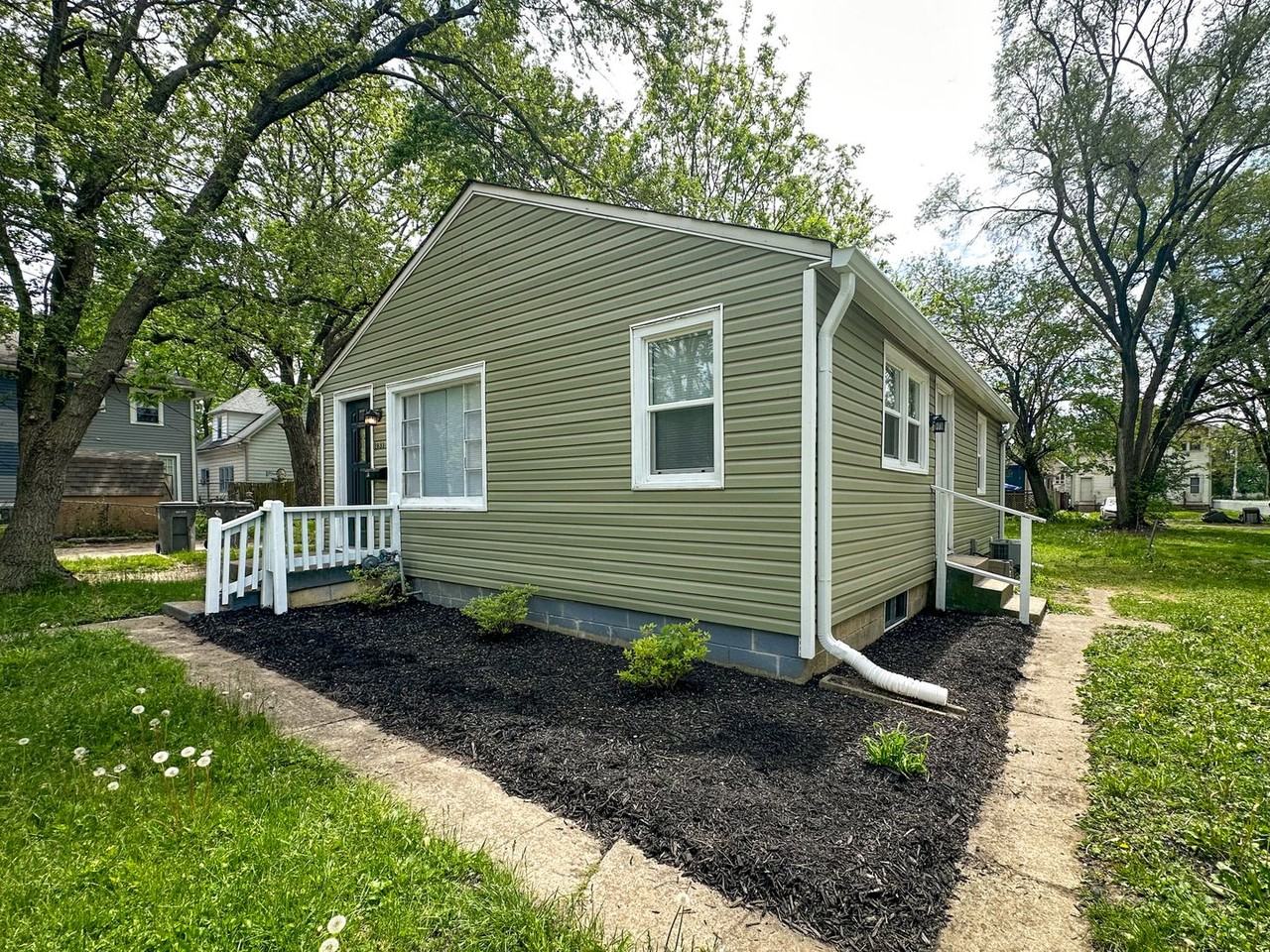 2833 E Vermont St - Photo 4 of 23