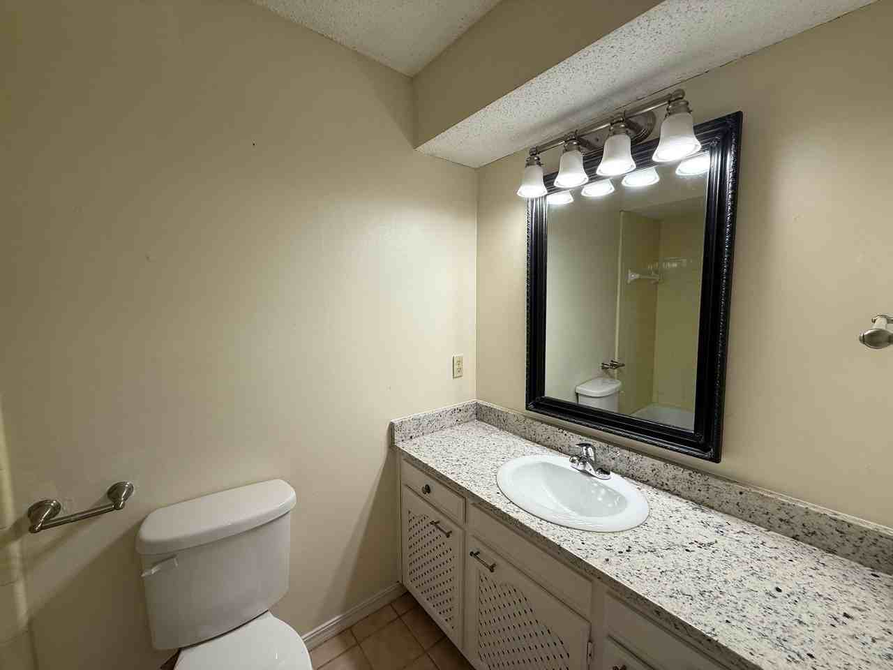 6910 E 93rd St - Photo 4 of 24