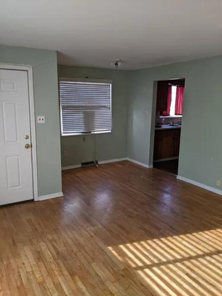 352 Laurel St - Photo 2 of 8