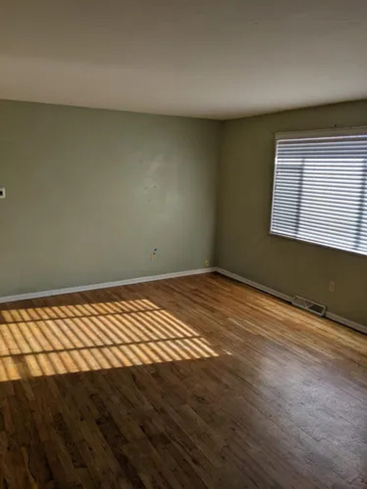 352 Laurel St - Photo 4 of 8