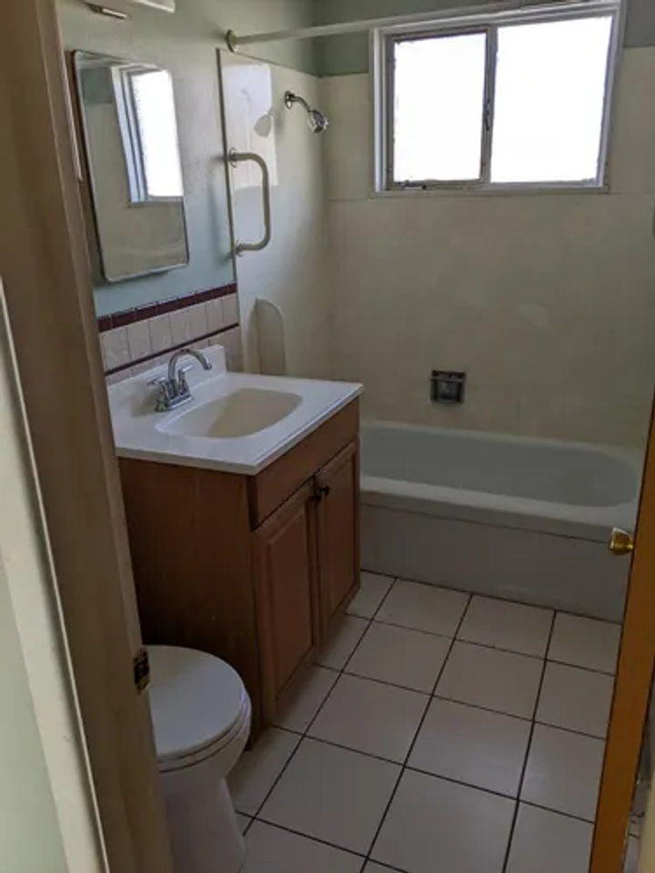 352 Laurel St - Photo 5 of 8