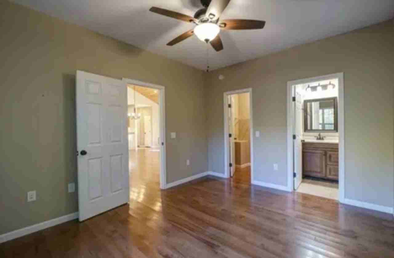 127 Gardenia Ct - Photo 5 of 13