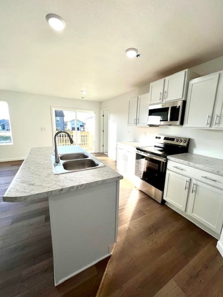 478 Lennox Blvd - Photo 4 of 16