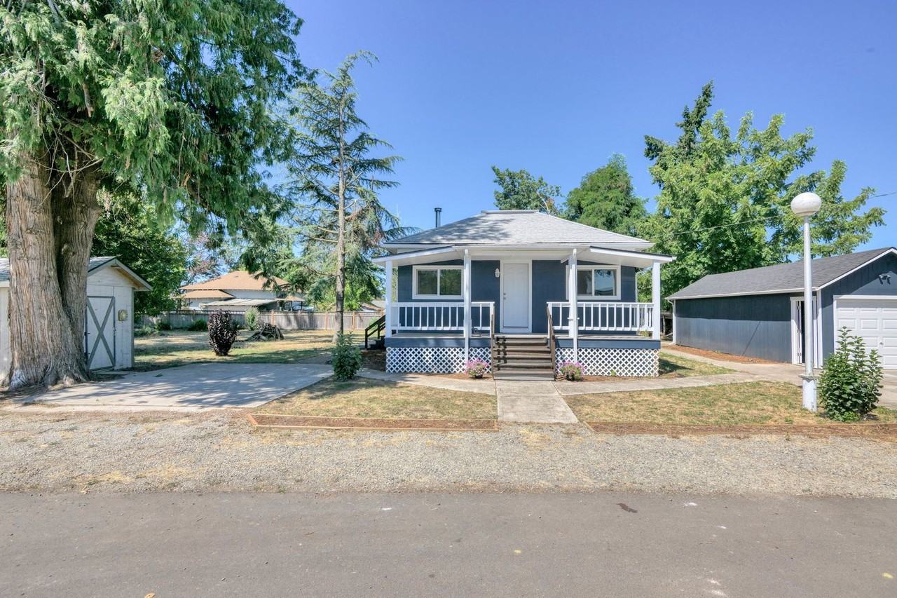 103 N Oak St - Photo 2 of 20