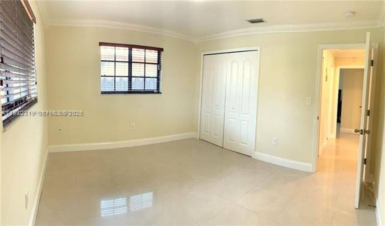 2237 Sw 63rd Ave #0 - Photo 3 of 10