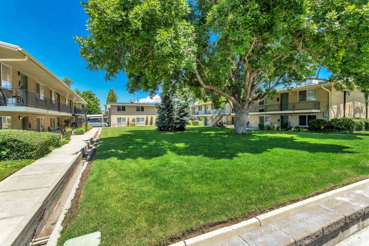 Delmar Gardens - Photo 3 of 4