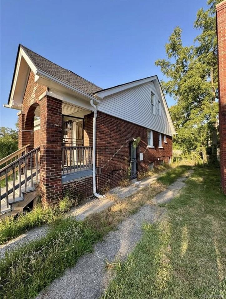 18488 Fairport St - Photo 3 of 18