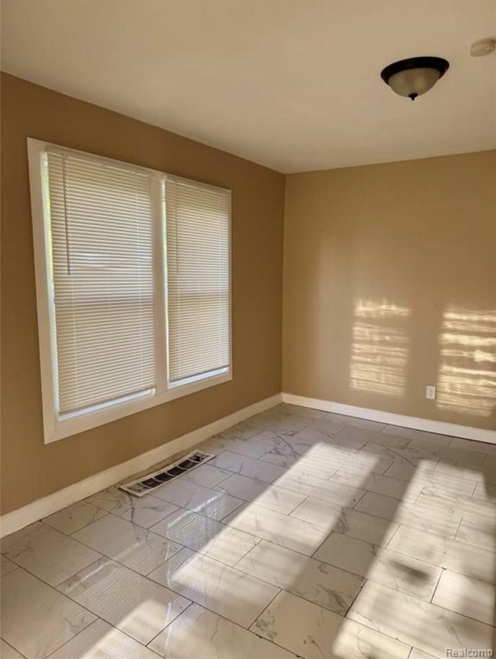 18488 Fairport St - Photo 6 of 18