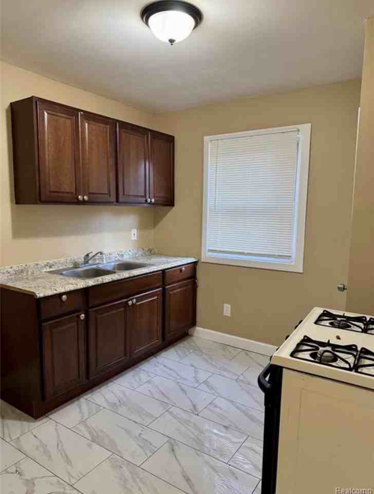 18488 Fairport St - Photo 7 of 18