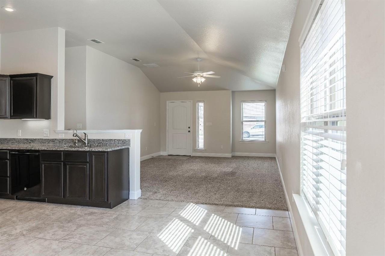 11208 Clinton Ave - Photo 4 of 17