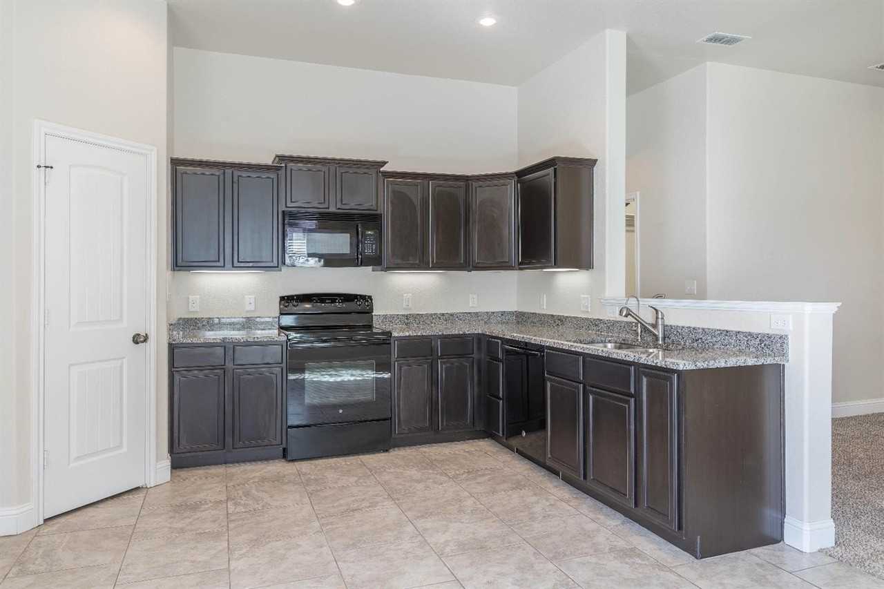 11208 Clinton Ave - Photo 5 of 17