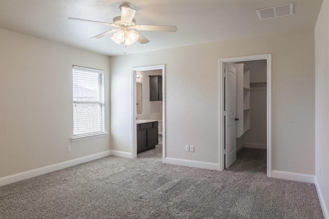 11208 Clinton Ave - Photo 6 of 17