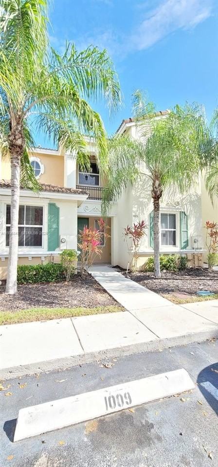 1005 Ne 42nd Pl - Photo 2 of 20