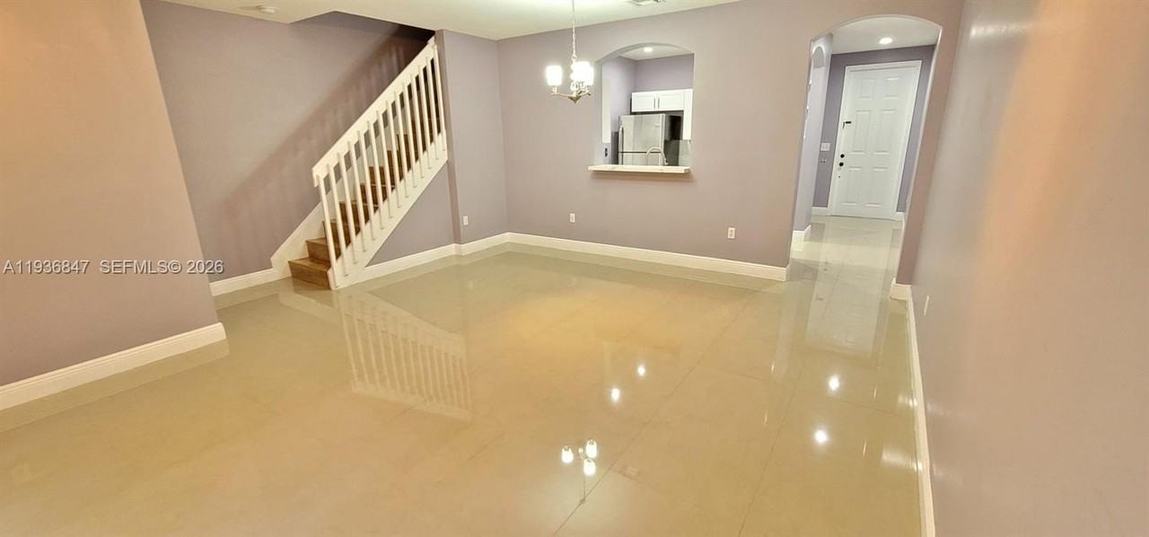 1005 Ne 42nd Pl - Photo 3 of 20