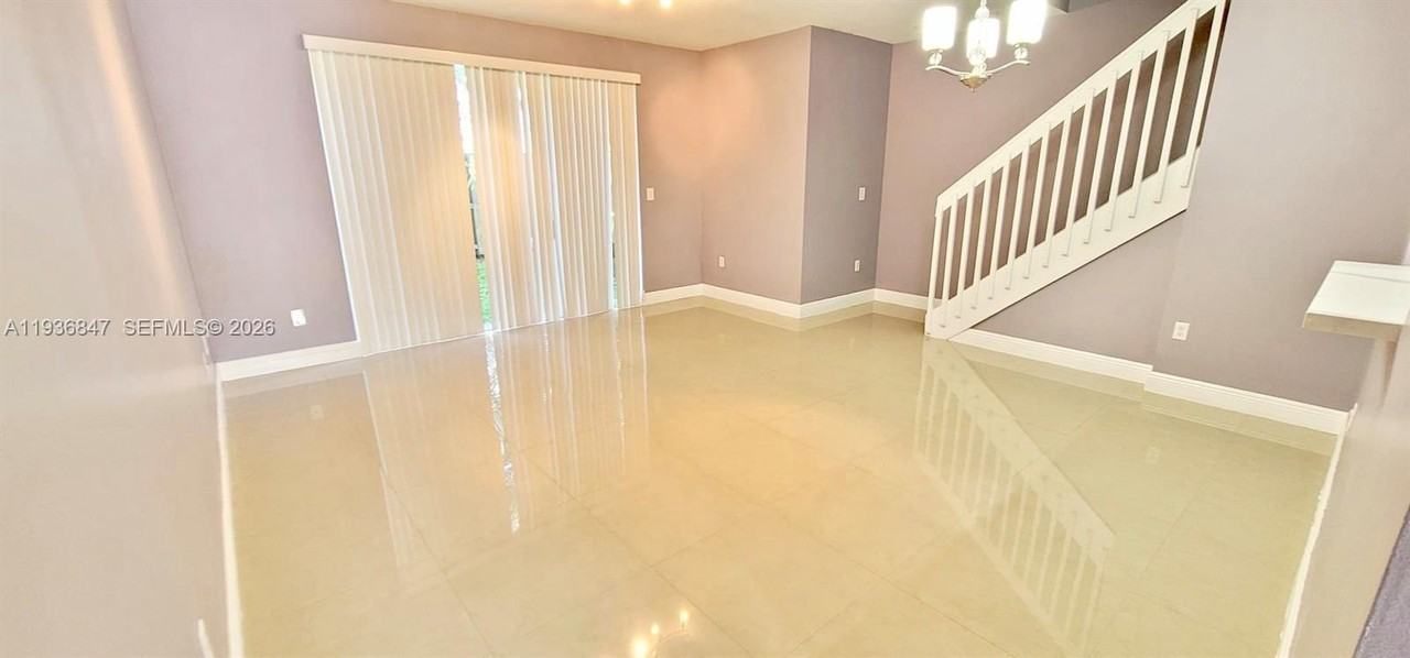 1005 Ne 42nd Pl - Photo 4 of 20