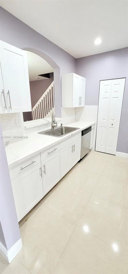 1005 Ne 42nd Pl - Photo 5 of 20