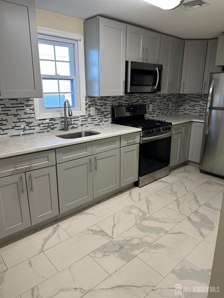 9 Christopher St - Photo 4 of 13