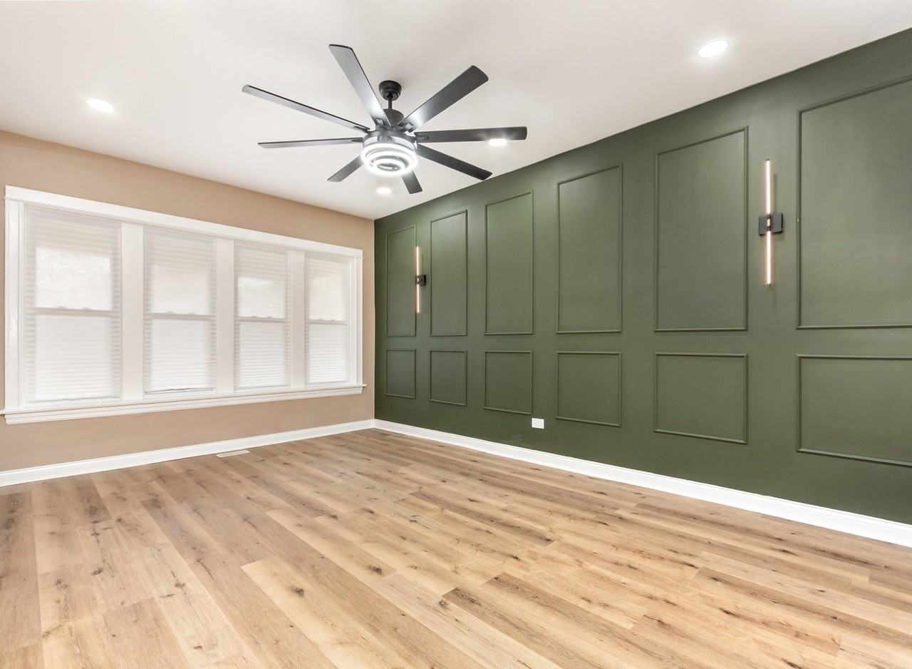 7634 S May St - Photo 2 of 11