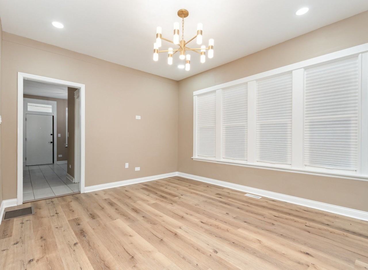 7634 S May St - Photo 5 of 11