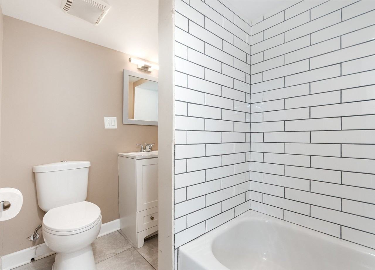 7634 S May St - Photo 6 of 11