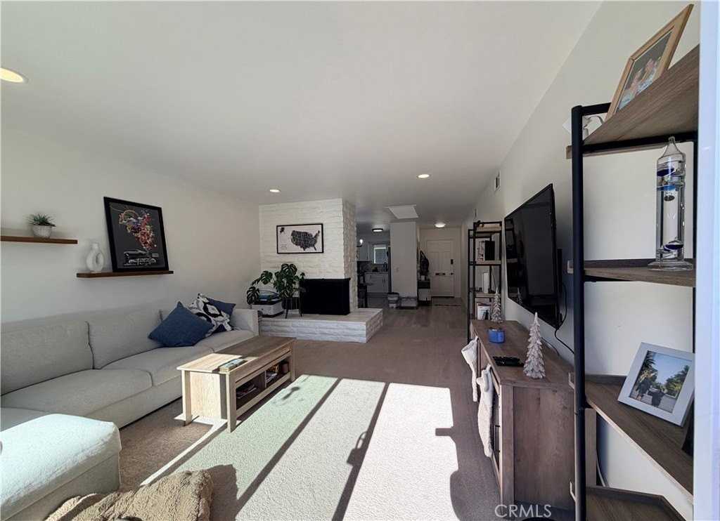 812 E Washington Ave - Photo 3 of 11