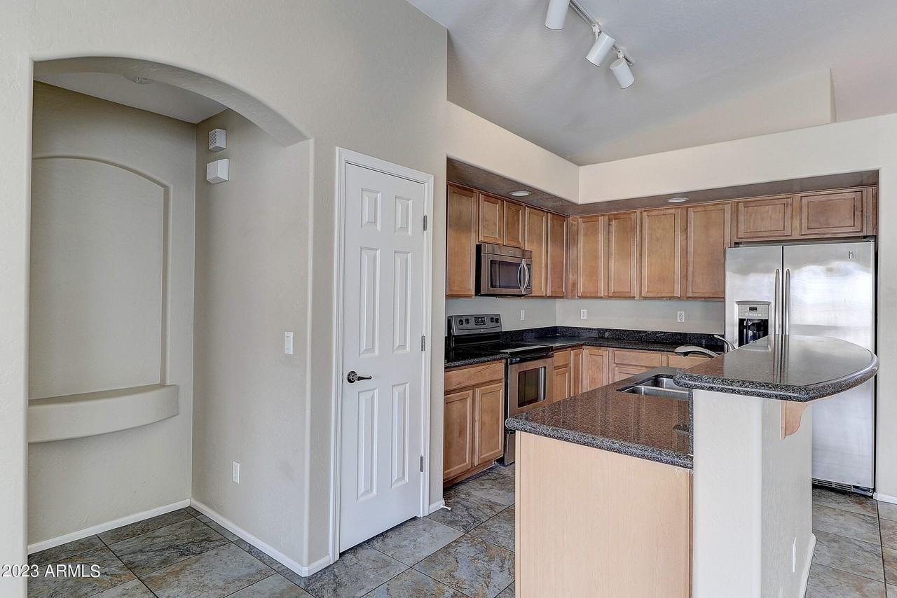 5029 W Nancy Ln - Photo 4 of 27