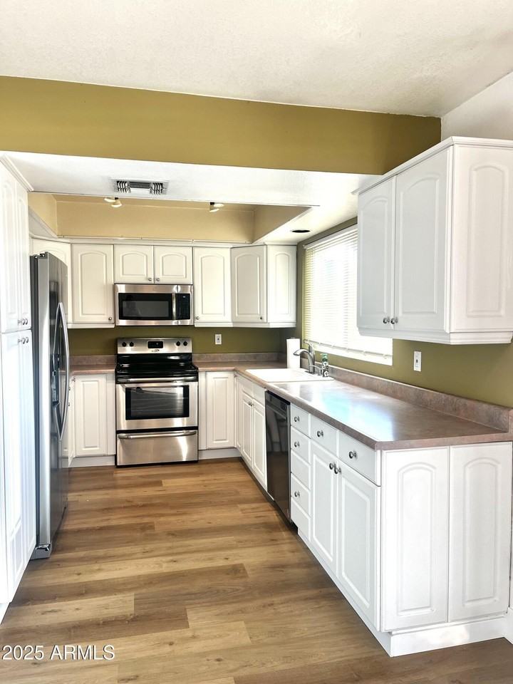 17652 N 19th Dr - Photo 5 of 10