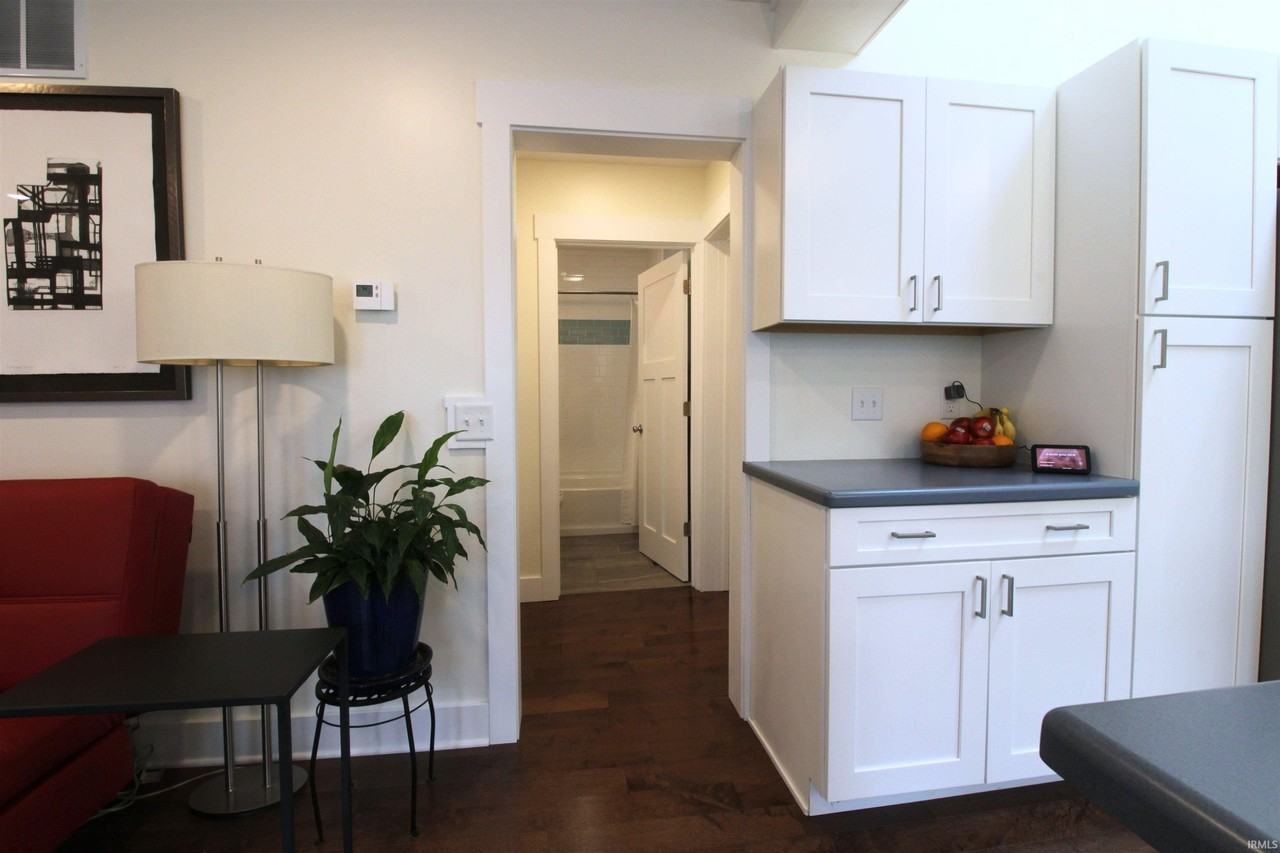 938 N Jackson St - Photo 4 of 25