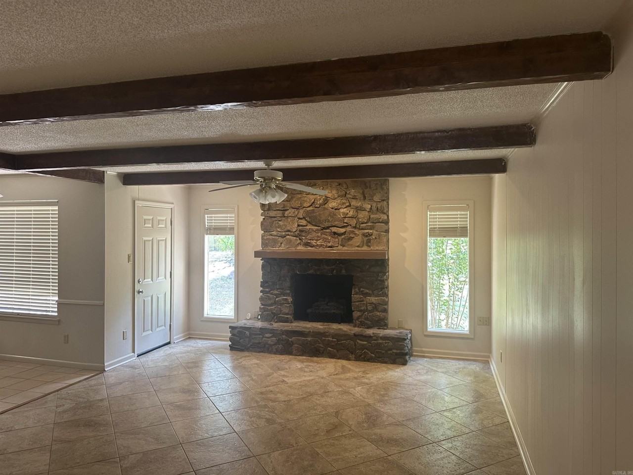 820 N Shackleford Rd - Photo 3 of 14