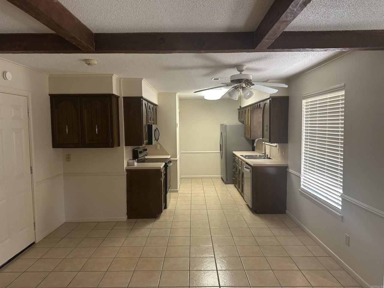 820 N Shackleford Rd - Photo 4 of 14