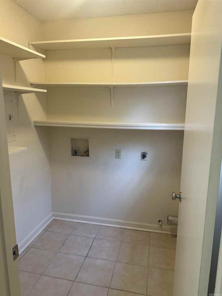 820 N Shackleford Rd - Photo 6 of 14