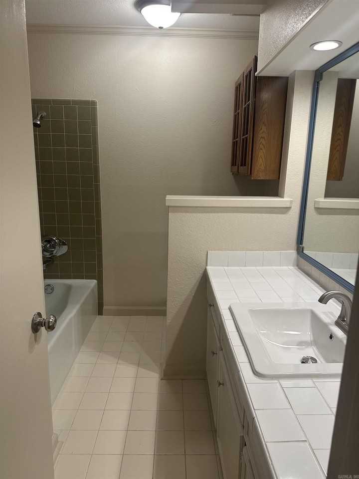 820 N Shackleford Rd - Photo 7 of 14