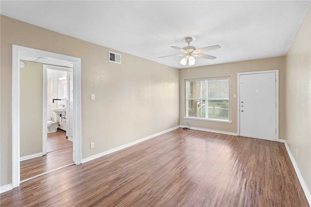 910 Ohio Ave Apt 2 #2 - Photo 4 of 13