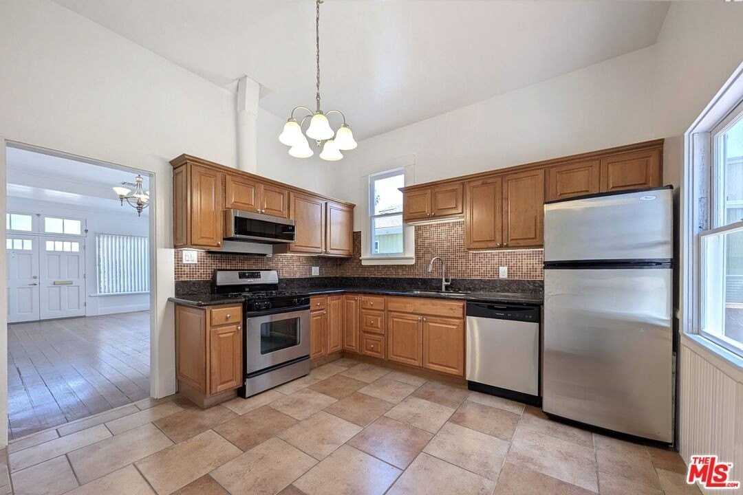 222 Bicknell Ave - Photo 6 of 15